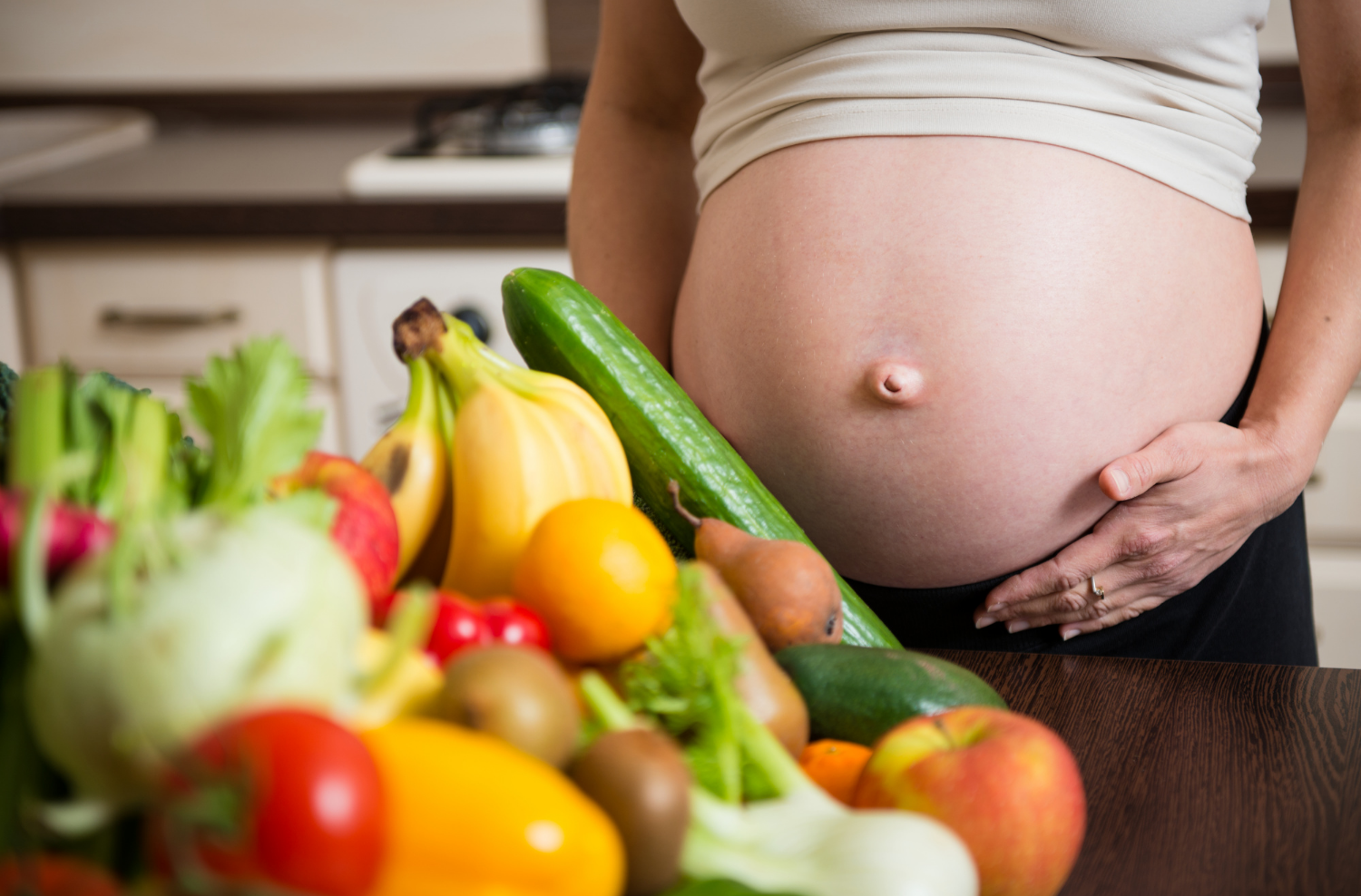 mujer embarazada frutas